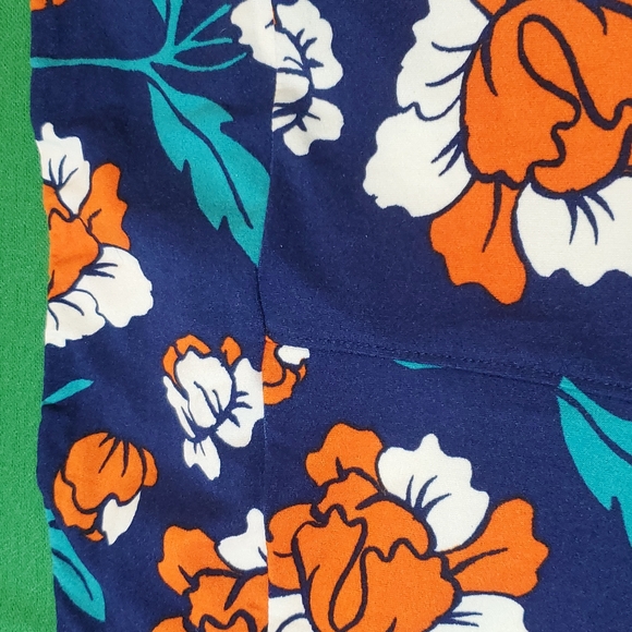 LuLaRoe tall and curvy blue floral leggings - Picture 5 of 7